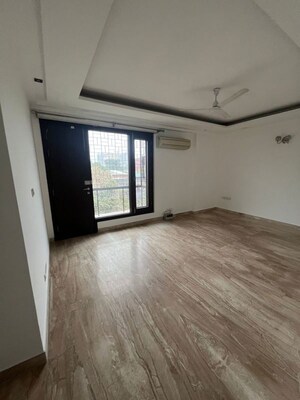 Room in 6 BHK Independent House at Maharani Bagh – for Sale