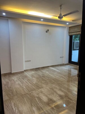 Room in 6 BHK Independent House at Maharani Bagh – for Sale