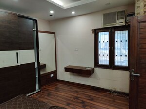 Room in 3 BHK Builder Floor at Naraina – for Rent
