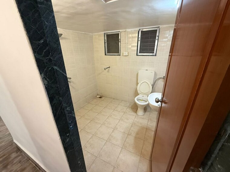 Bathroom, bandra west 1 Bedroom 500 Sq.Ft. Apartment In Bandra West Mumbai 10570421
