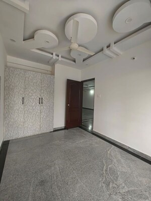 Room in 3 BHK Apartment at Vandana Alpyne, Hsr Layout – for Rent