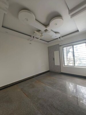 Room in 3 BHK Apartment at Vandana Alpyne, Hsr Layout – for Rent