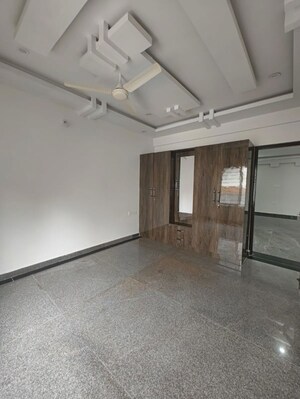 Room in 3 BHK Apartment at Vandana Alpyne, Hsr Layout – for Rent