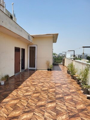 Studio Builder Floor – Exterior View View at Sector 43 - for Rent