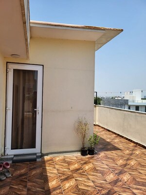 Room in Studio Builder Floor at Sector 43 – for Rent