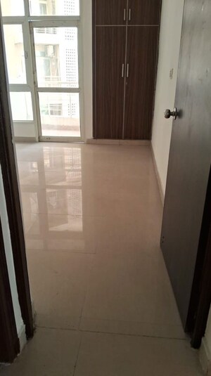 Room in 3 BHK Apartment at Supertech Czar Suites, Omicron I Greater Noida – for Rent
