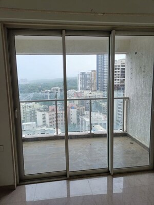 Room in 2 BHK Apartment at JP Decks, Goregaon East – for Rent