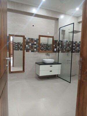 Kitchen in 2 BHK Builder Floor at Dlf City Phase 3 – for Rent