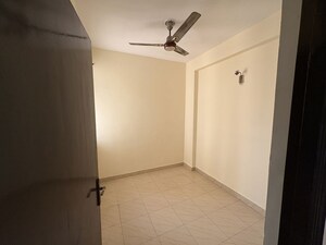 Room in 2.5 BHK Apartment at Supertech Czar Suites, Omicron I Greater Noida – for Rent