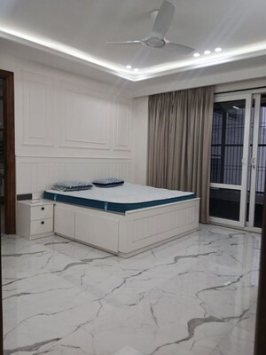 Room in 4 BHK Builder Floor at Dlf Phase I – for Rent