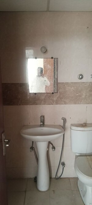 Bathroom in 2.5 BHK Apartment at Supertech Ecociti, Sector 137 – for Rent