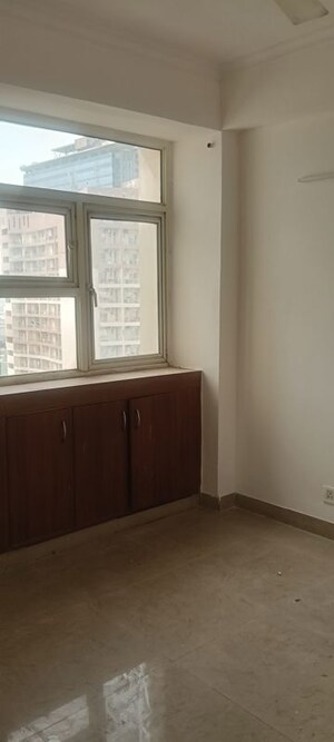 Room in 2.5 BHK Apartment at Supertech Ecociti, Sector 137 – for Rent