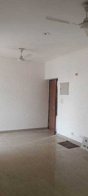 Room in 2.5 BHK Apartment at Supertech Ecociti, Sector 137 – for Rent