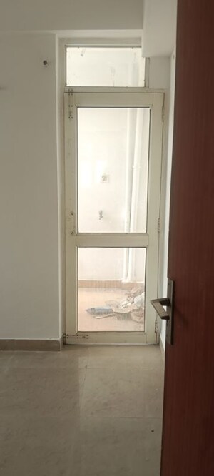 Bathroom in 2.5 BHK Apartment at Supertech Ecociti, Sector 137 – for Rent