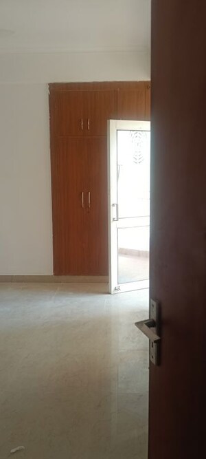 Room in 2.5 BHK Apartment at Supertech Ecociti, Sector 137 – for Rent