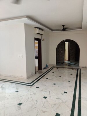 Building Lobby in 3 BHK Apartment at DLF Oakwood Estate, Dlf Phase ii – for Rent