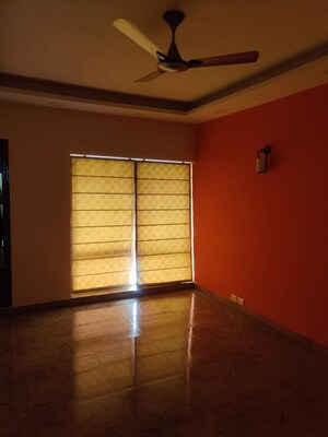 Room in 3 BHK Apartment at DLF Oakwood Estate, Dlf Phase ii – for Rent