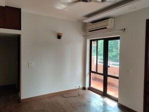 Room in 3 BHK Apartment at DLF Oakwood Estate, Dlf Phase ii – for Rent