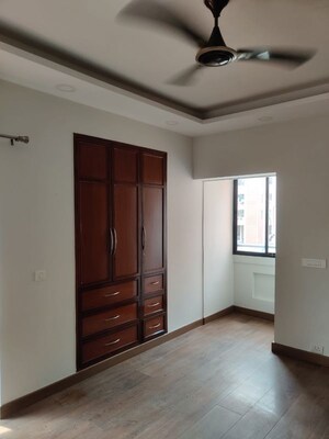 Room in 3 BHK Apartment at DLF Oakwood Estate, Dlf Phase ii – for Rent