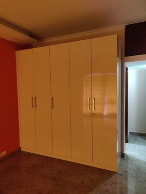 Room in 3 BHK Apartment at DLF Oakwood Estate, Dlf Phase ii – for Rent