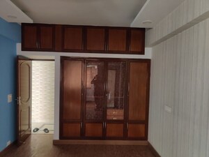 Room in 3 BHK Apartment at DLF Oakwood Estate, Dlf Phase ii – for Rent