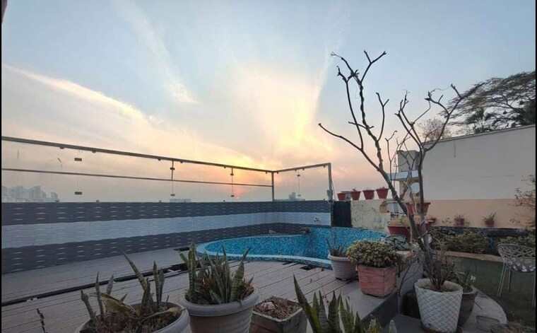 Swimming Pool, vip road 3 Bedroom 2205 Sq.Ft. Penthouse In Vip Road Zirakpur 10570577