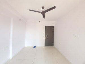 Room in 1.5 BHK Apartment at Godrej Emerald, Ghodbunder Road – for Rent