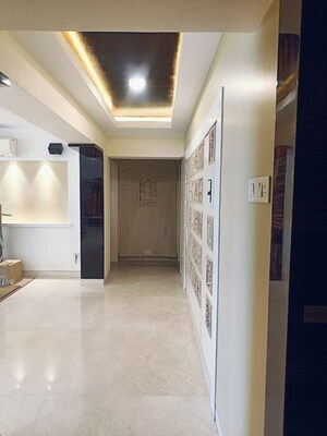 Room in 3 BHK Apartment at Khar West – for Rent