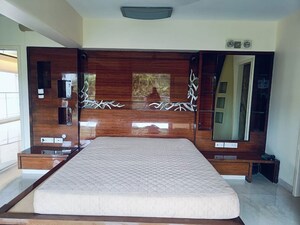 Room in 3 BHK Apartment at Khar West – for Rent