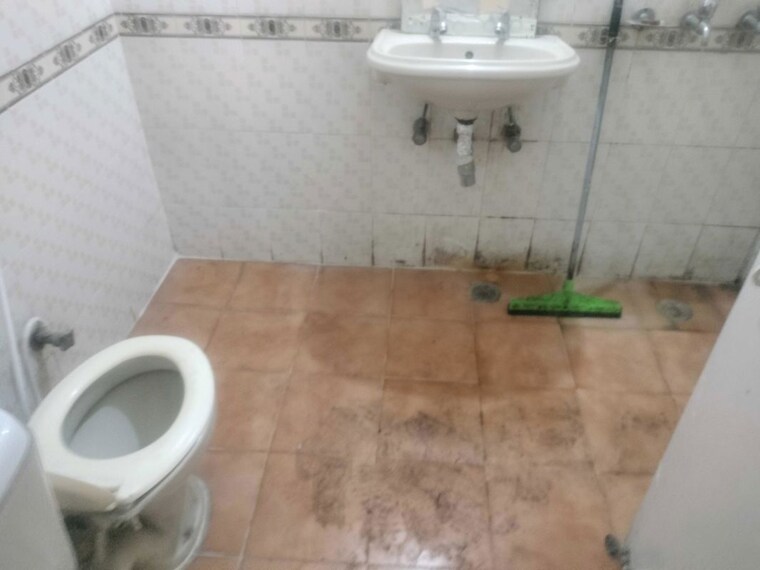 Bathroom, sector 22 3 Bedroom 1520 Sq.Ft. Builder Floor In Sector 22 Gurgaon 10570660