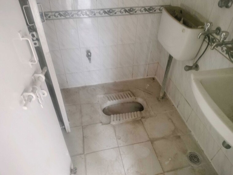 Bathroom, sector 22 3 Bedroom 1520 Sq.Ft. Builder Floor In Sector 22 Gurgaon 10570660