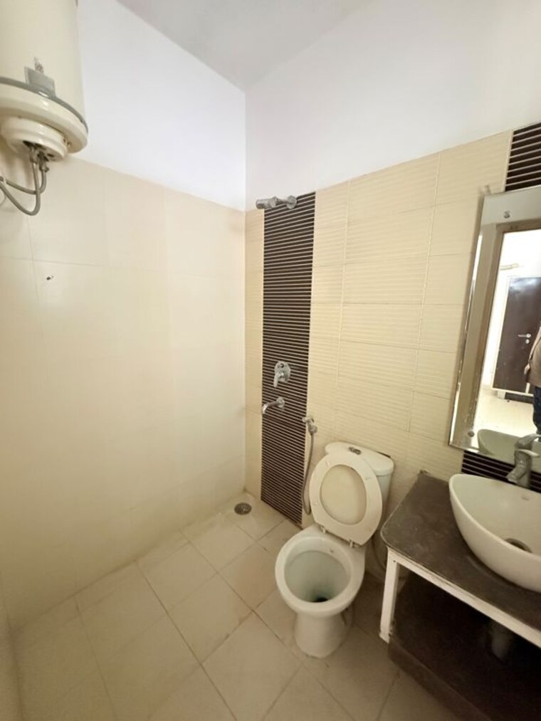 Bathroom, experion-the-heart-song 2.5 Bedroom 1283 Sq.Ft. Apartment In Sector 108 Gurgaon 10570687