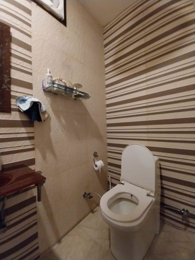 Bathroom, sector 22 4 Bedroom 2200 Sq.Ft. Builder Floor In Sector 22 Gurgaon 10570698