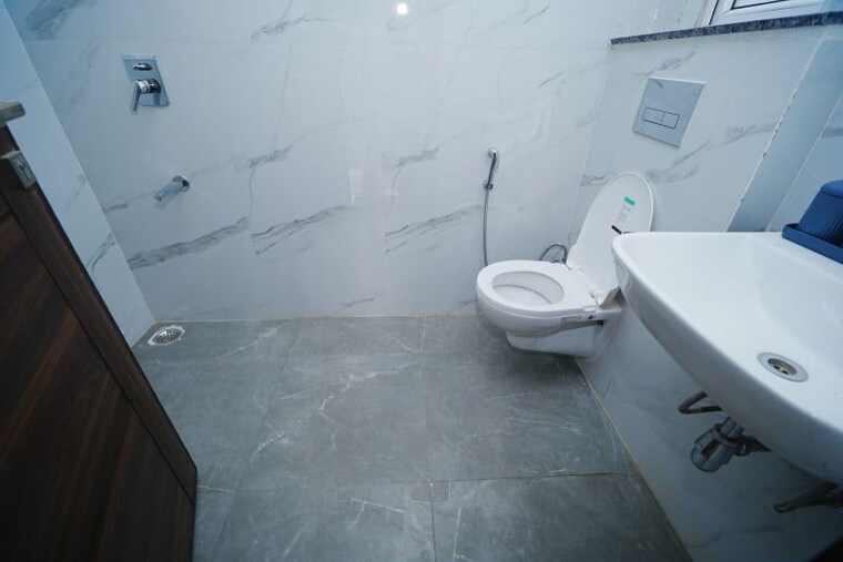 Bathroom, smart-world-gems 3 Bedroom 1303 Sq.Ft. Apartment In Sector 89 Gurgaon 10570701
