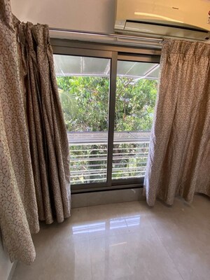 Room in 2.5 BHK Apartment at Kalpataru Gardens 1, Kandivali East – for Rent