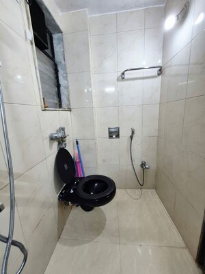 Bathroom in 2.5 BHK Apartment at Kalpataru Gardens 1, Kandivali East – for Rent