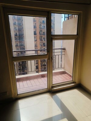 Room in 3 BHK Apartment at Aims Golf City, Sector 75 – for Rent