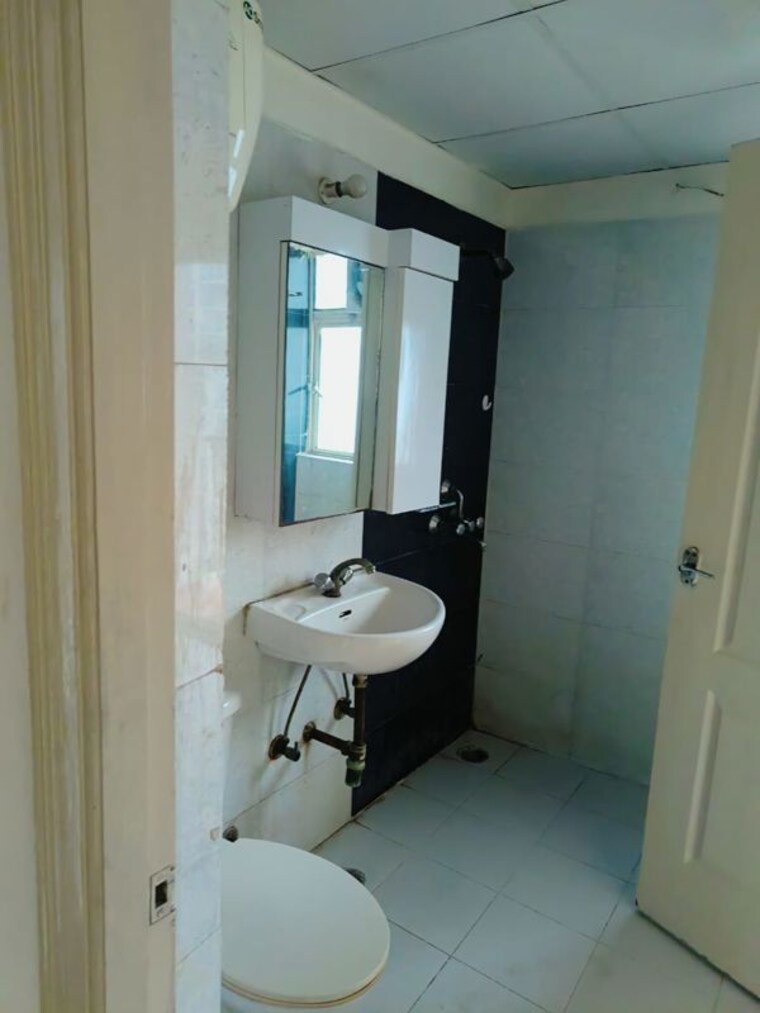 Bathroom, maxblis-white-house 3 Bedroom 1765 Sq.Ft. Apartment In Sector 75 Noida 10570788