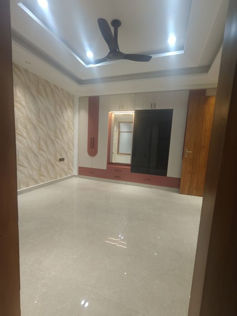 Room, sector 10 4 Bedroom 300 Sq.Yd. Builder Floor In Sector 10 Faridabad 10438126