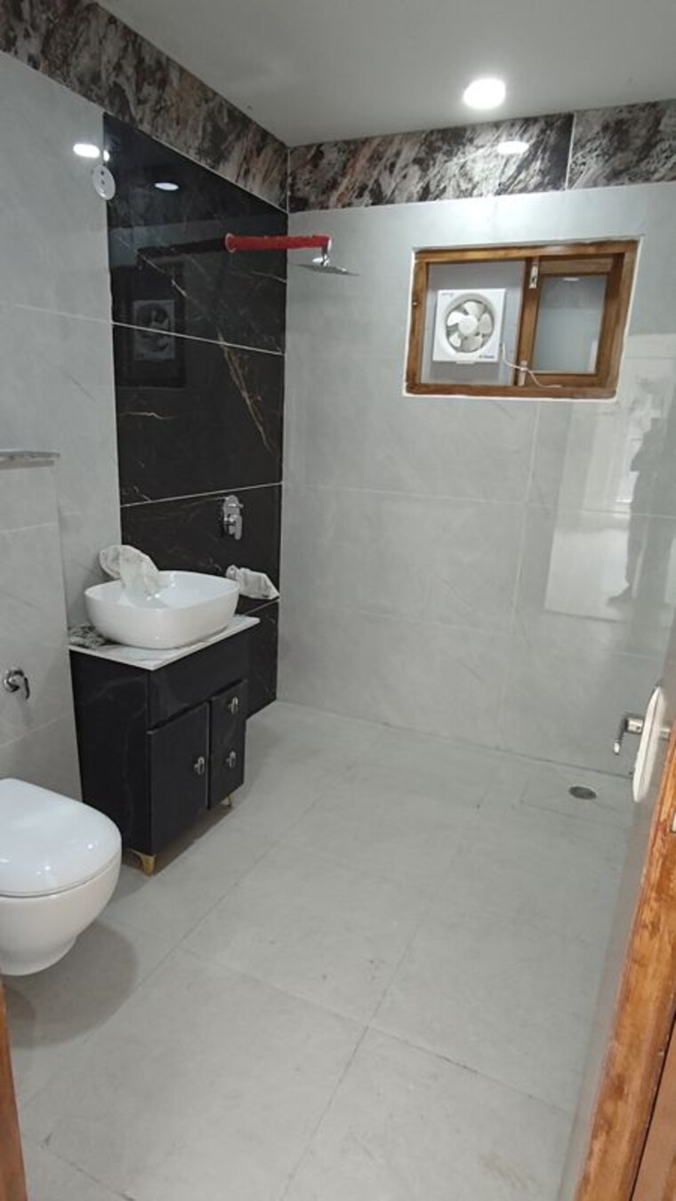 Bathroom, bptp-district-3 3 Bedroom 180 Sq.Yd. Builder Floor In Sector 85 Faridabad 10427853