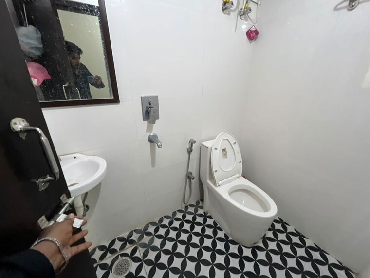 Bathroom, sector 56 3 Bedroom 240 Sq.Yd. Builder Floor In Sector 56 Gurgaon 10570815