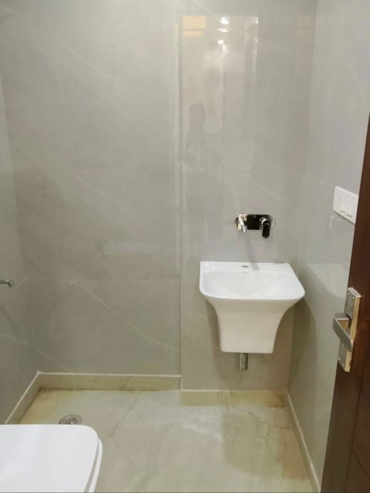 Bathroom, vasant kunj 2 Bedroom 85 Sq.Yd. Builder Floor In Vasant Kunj Delhi 10570801