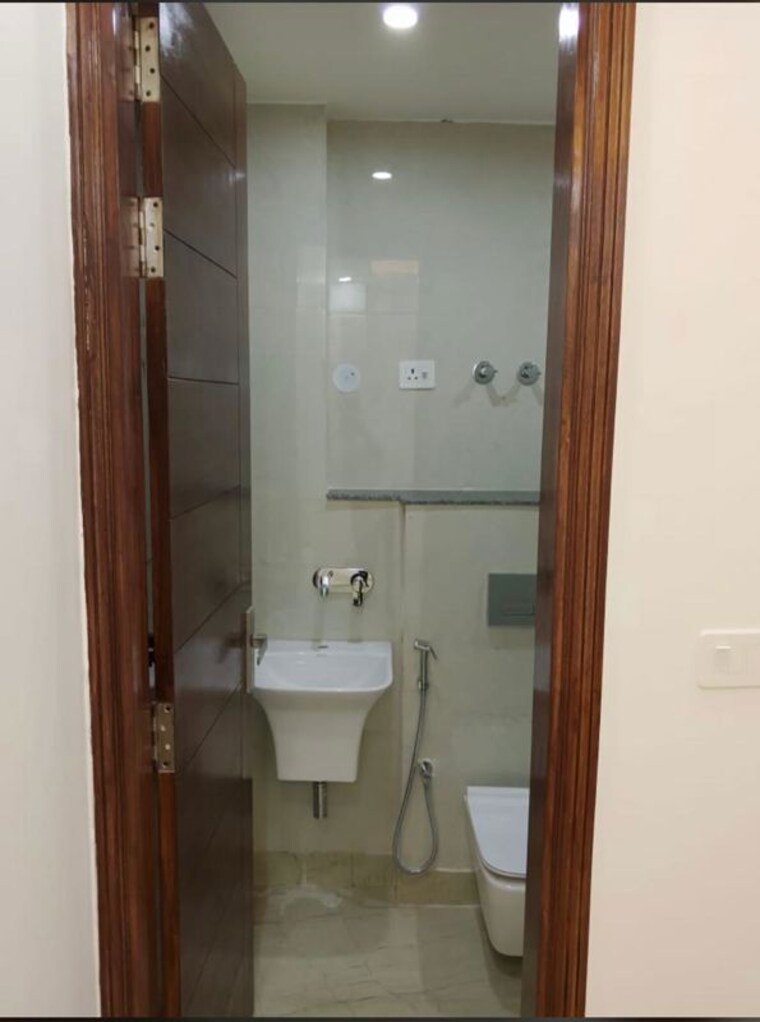 Attached Bathroom, vasant kunj 2 Bedroom 85 Sq.Yd. Builder Floor In Vasant Kunj Delhi 10570801
