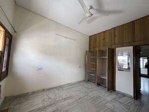 Room in 3 BHK Builder Floor at Sector 17 – for Rent