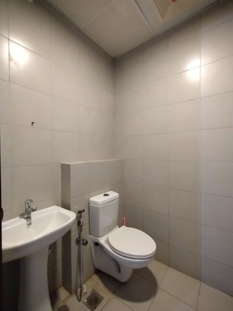 Bathroom, prestige-white-meadows 4 Bedroom 4021 Sq.Ft. Apartment In Whitefield Bangalore 10570941