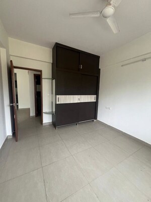 Room in 2 BHK Apartment at Prestige Silver Sun, Bhoganhalli – for Rent