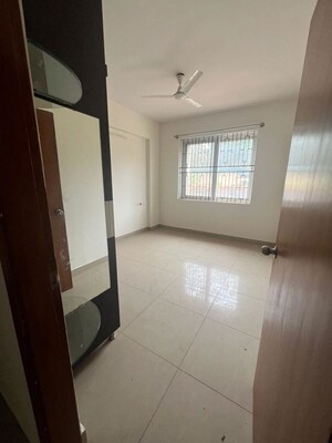 Room in 2 BHK Apartment at Prestige Silver Sun, Bhoganhalli – for Rent