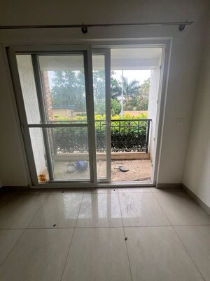 Room in 2 BHK Apartment at Prestige Silver Sun, Bhoganhalli – for Rent