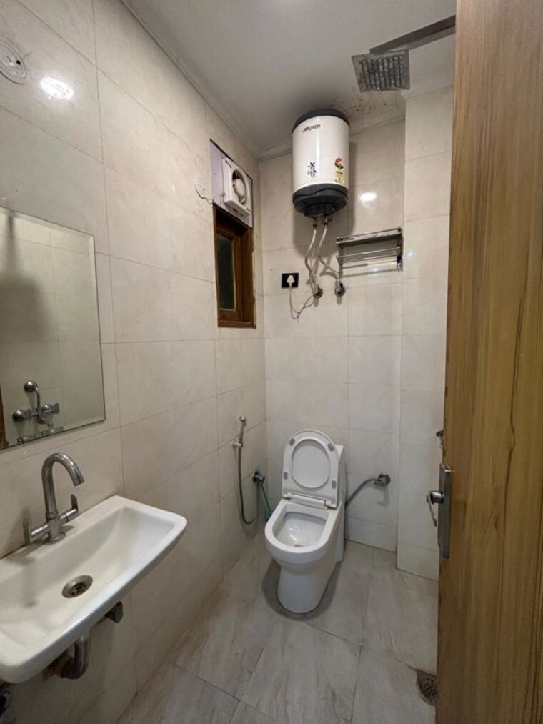 Bathroom, freedom fighters enclave 1 Bedroom 550 Sq.Ft. Builder Floor In Freedom Fighters Enclave Delhi 10570966