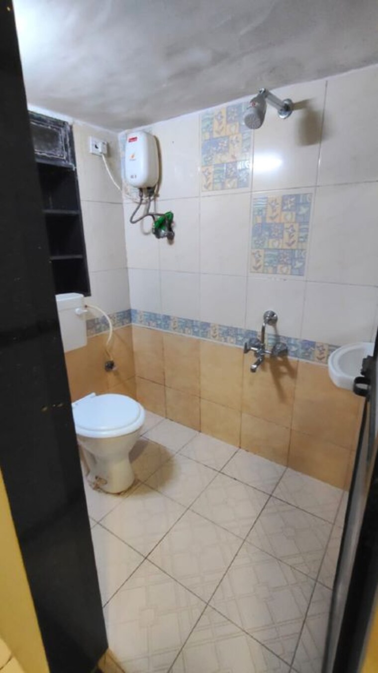 Bathroom, juhu 2 Bedroom 700 Sq.Ft. Apartment In Juhu Mumbai 10570976